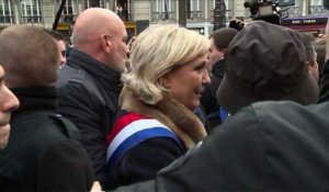 "Marche blanche" à Paris: Marine Le Pen huée