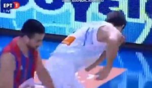 Un basketteur met un coup de boule à son adversaire et provoque une bagarre (vidéo)