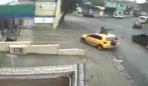 Un taxi percute une moto et repart avec le motard sur son toit (vidéo)