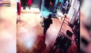 Un voleur brise la vitrine d'un magasin de luxe et s'empare de sacs de marque (vidéo)