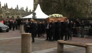 Cambridge: arrivée du cercueil de Stephen Hawking à l'église
