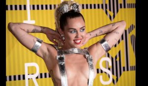 Miley Cyrus s'offre un shooting sexy et décalé pour Pâques (Photos)