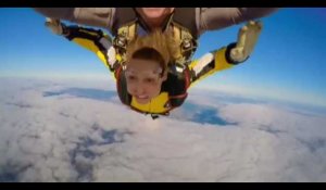 Laury Thilleman filme son saut en parachute (vidéo)