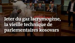 Jeter du gaz lacrymogène, la vieille technique de parlementaires kosovars
