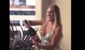 Une fille sexy tente de sabrer une bouteille de champagne(Vidéo)