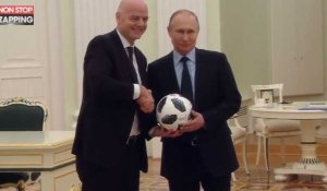 Quand Vladimir Poutine jongle avec le président de la FIFA au Kremlin (vidéo)