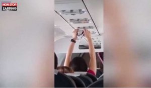 En plein vol, elle fait sécher sa culotte devant les autres passagers (Vidéo)