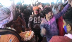 Inde: des villageois commencent à célébrer le festival de Holi