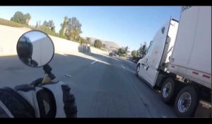 Un motard passe sous les roues d'un camion, la vidéo choc