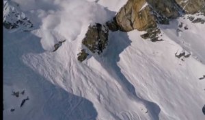 Un speedrider français déclenche une avalanche dans les Alpes (vidéo)