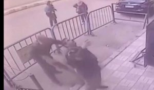 Des policiers égyptiens sauvent un enfant tombé du 3ème étage (vidéo)
