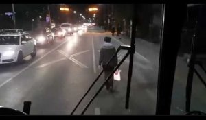 Frustrée de ne pas pouvoir monter dans le bus, une femme décide de se venger (Vidéo)