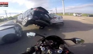 Etats-Unis : un motard filme un gros carambolage à un carrefour (vidéo)
