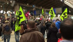 Grève SNCF: manifestation impromptue des cheminots gare du Nord