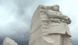 Hommage à Martin Luther King devant son mémorial