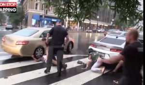 Un homme manque de se faire écraser par une voiture après une bagarre avec un videur (vidéo)