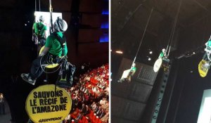 Les images des militants de Greenpeace qui se sont suspendus à l'assemblée générale de Total