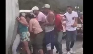 Venezuela : un chauffeur blessé dans un accident, les passants dévalisent  son camion (Vidéo)