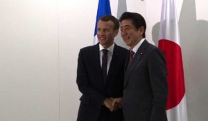 Emmanuel Macron rencontre Shinzo Abe à Saint-Pétersbourg