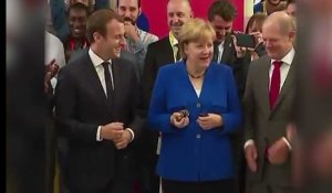 Ce moment où Macron et Merkel se passent une balle en se présentant l'un à l'autre