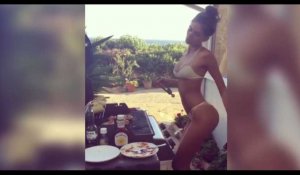 Une fille très sexy en bikini prépare un barbecue en musique (Vidéo)