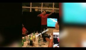 PSG : Dani Alves bizuté par ses coéquipiers pour son arrivée au club (vidéo)