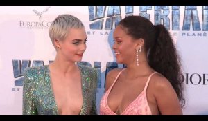 Rihanna et Cara Delevingne osent le décolleté à l'avant-première de Valerian à Paris (vidéo)