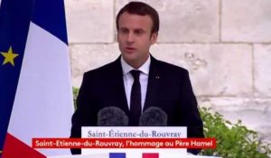 Saint-Étienne-du-Rouvray : Emmanuel Macron rend hommage au Père Jacques Hamel (vidéo)
