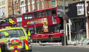 Un bus à impériale s'encastre dans un magasin à Londres