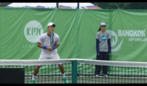 Tennis : Un coréen ne frappe que des coups droits ! (Vidéo)