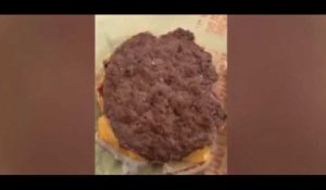  McDonald's : Une femme retrouve plusieurs larves dans le burger de son enfant (vidéo)