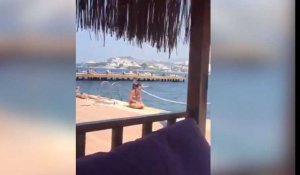 Turquie : Une femme fait sa prière en bikini et choque une famille (vidéo)