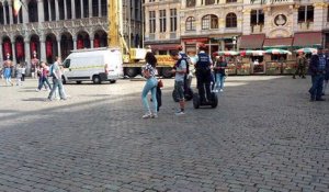Bruxelles: les policiers en segway effectuent une surveillance de la Grand'Place.