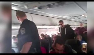 Il tente d'ouvrir la porte d'un avion en plein vol et se fait arrêter (Vidéo)