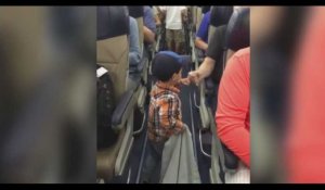 Un petit garçon fait le tour de l'avion pour checker tous les passagers !