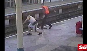 Un homme tente de pousser un contrôleur sur les rails d'un train (vidéo)
