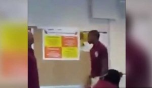 Un professeur se fait mettre K.O par son élève en plein cours (vidéo)