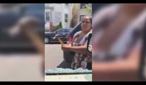 Une femme brise les vitres de la voiture de son mari avec ses enfants à l'intérieur ! (Vidéo)