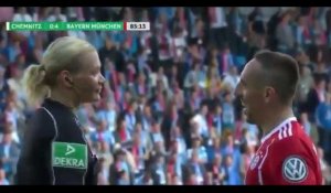 Bayern Munich : Franck Ribéry défait les lacets de l'arbitre en plein match (Vidéo)