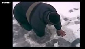 Un Russe pêche à la main sous la glace (Vidéo)