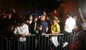 Des fans fous de joie devant l'hôtel de Neymar à Paris