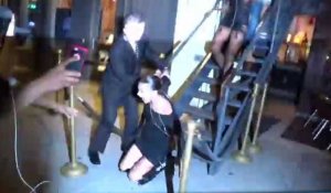 Bella Hadid chute en talons hauts devant des paparazzis (vidéo) 