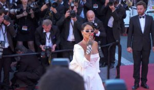 Rihanna: son look sexy enflamme la Toile!
