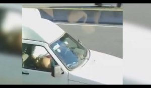 Un couple se fait surprendre en plein ébat sur l'autoroute ! (Vidéo)