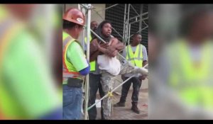 Pour punir leur voleur, des ouvriers l'attachent à un échafaudage (Vidéo)