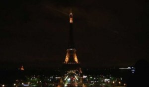 La tour Eiffel éteinte en hommage aux victimes de Barcelone