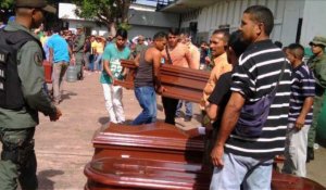 Venezuela: Les familles préparent les cercueils des 37 morts
