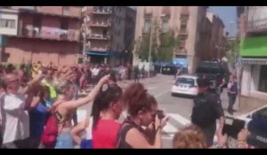 Attentat de Barcelone : Un suspect arrêté se fait insulter par la foule (Vidéo)