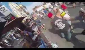 Un militant pro-Trump frappe violemment un vieil homme en plein visage ! (Vidéo)