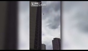 Une femme se jette du haut d'un immeuble, les images chocs (Vidéo)